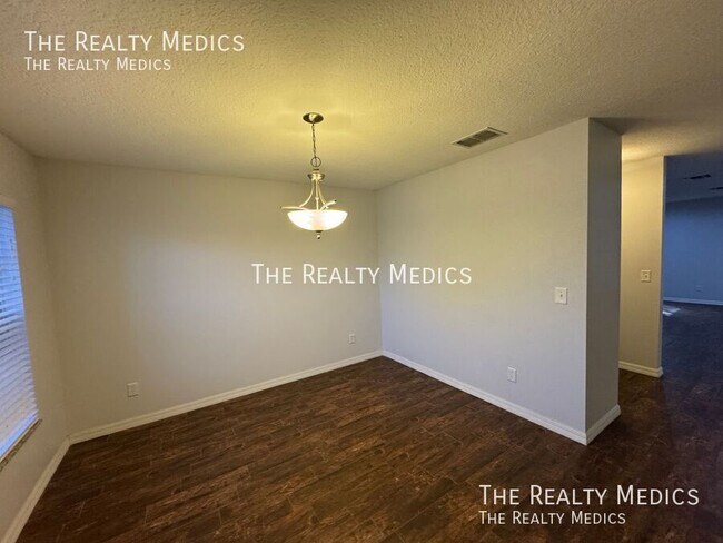 Building Photo - 1328 Karok St