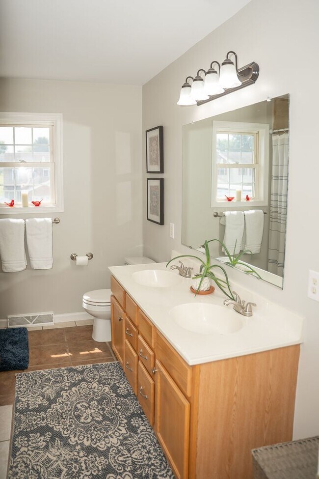 Building Photo - Charming 3 Bedroom, 1.5 Bath Townhome - EL...