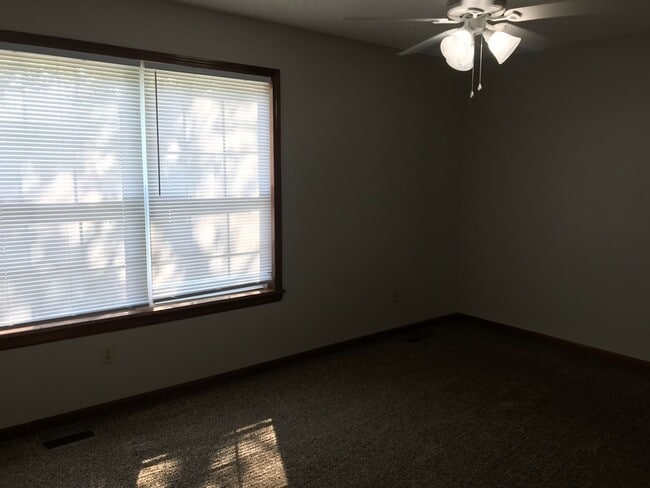 Building Photo - {1601} Spacious Duplex + Two Car Garage + Finished Basement + Fort Osage School District