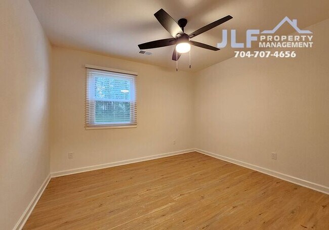 Building Photo - Freshly Updated 2/2 Duplex with Modern Fix...