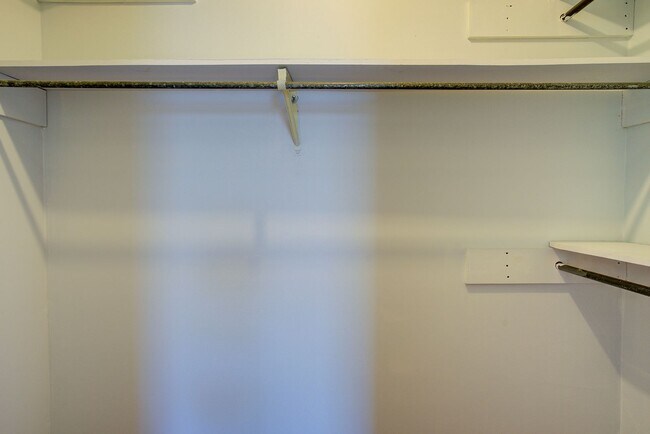 Building Photo - Very nice 4 bed 3 and a half bath home close to Boone Lake