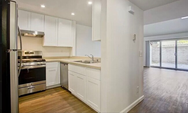 Building Photo - 415 W Gutierrez St