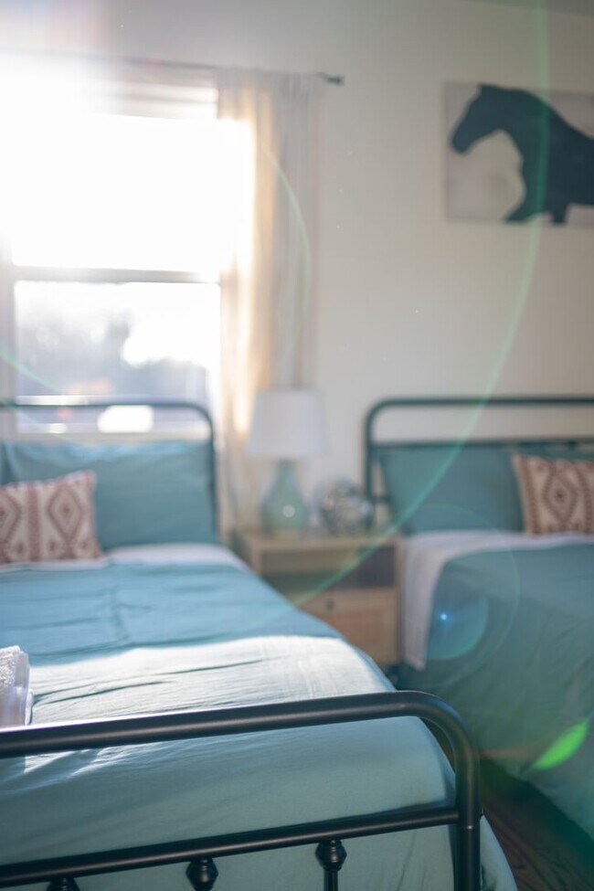 Building Photo - Charming Bungalow with King Size Bed