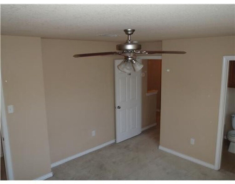 Building Photo - AUGUST 2026 PRE-LEASE Wonderful 3 Bed, 3 Bath Duplex Walking Distance from Campus!