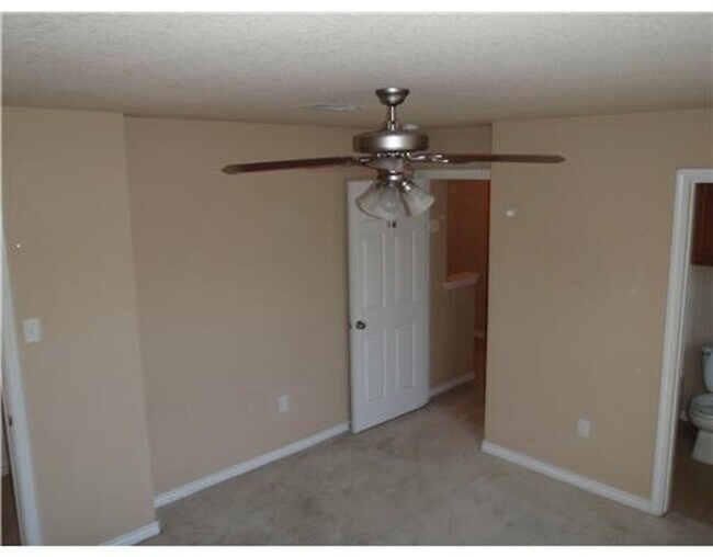 Building Photo - AUGUST 2026 PRE-LEASE Wonderful 3 Bed, 3 Bath Duplex Walking Distance from Campus!