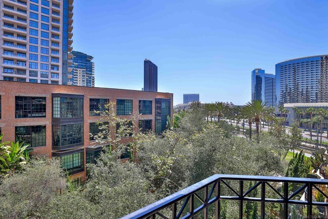 Building Photo - 500 W Harbor Dr
