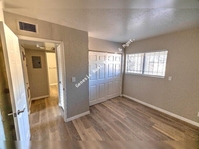 Building Photo - 3211 E Edison St