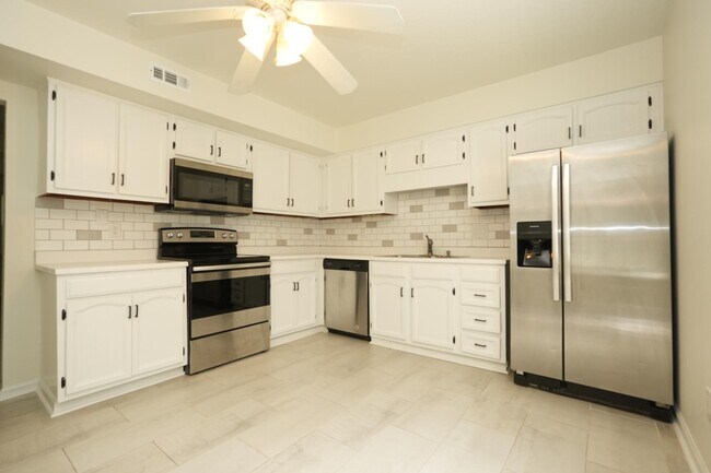 Building Photo - 8807 Hunter Ridge Dr