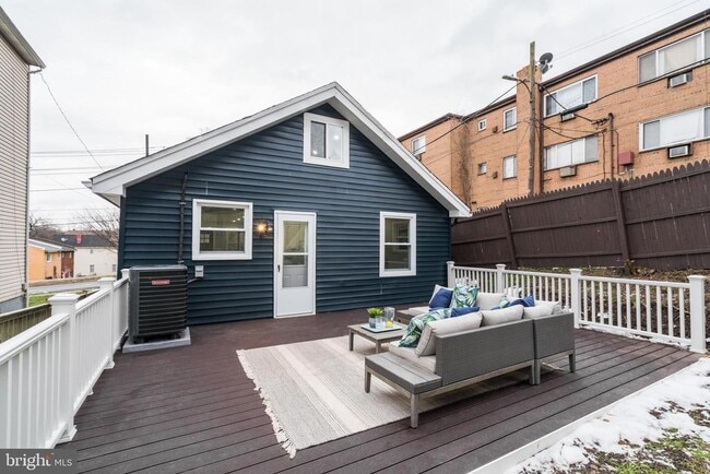 Building Photo - 612 44th St NE