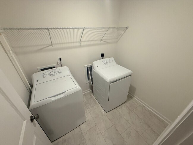 Building Photo - Brand New Townhome in Highland Creek Area!
