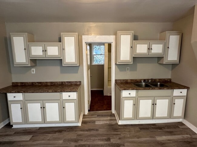 Building Photo - Spacious 5-Bedroom Home with 2 Full Baths, Freshly Rehabbed, Ready to rent