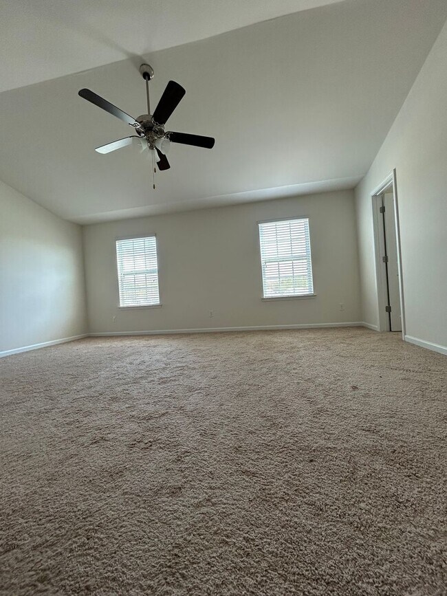 Building Photo - Beautiful 3-Bed, 2.5 Bath Home with Open F...