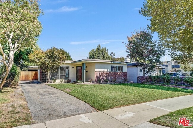 Building Photo - 520 N Beachwood Dr