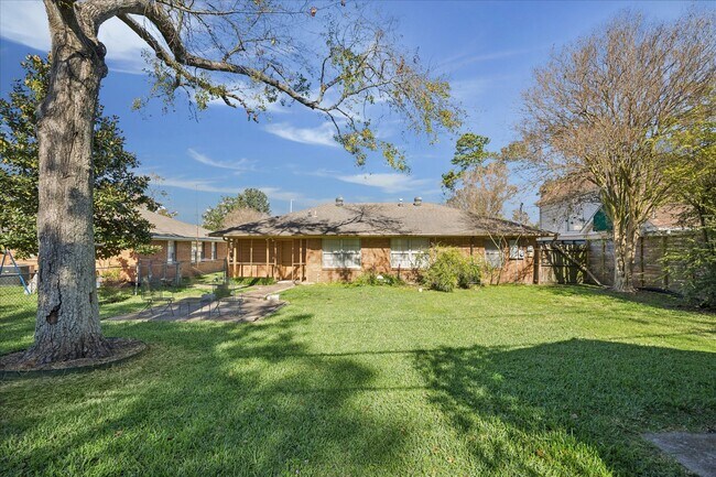 Building Photo - 2115 Gardenia Dr