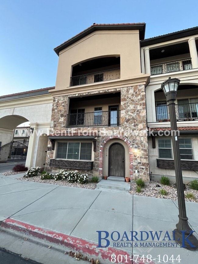 Building Photo - Spectacular 3 bed 2.5 bath in Highland