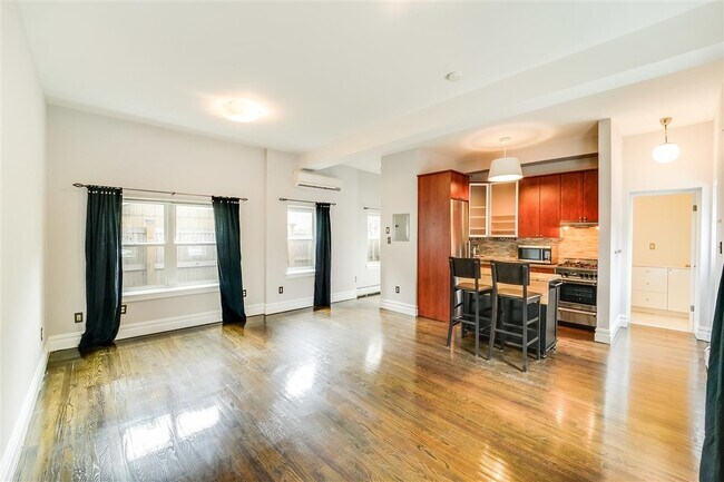 Building Photo - 156 7th St