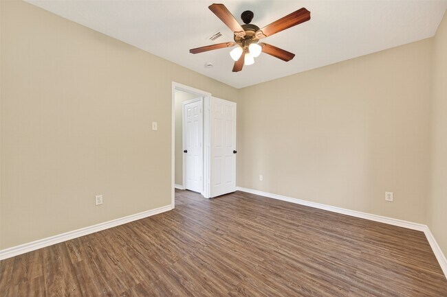 Building Photo - 11655 Lakeview Manor Dr