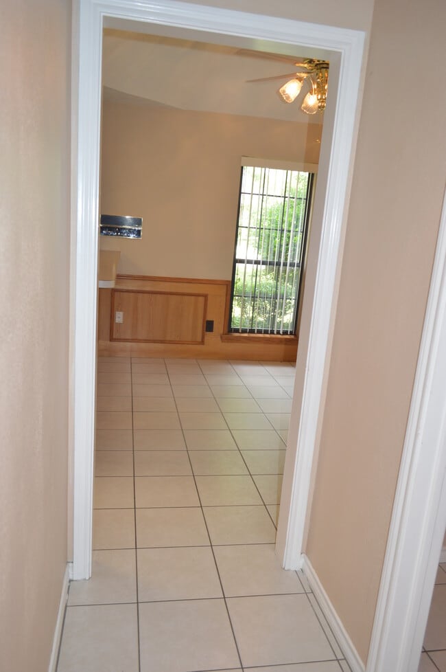 Building Photo - 2522 Belmeade Dr