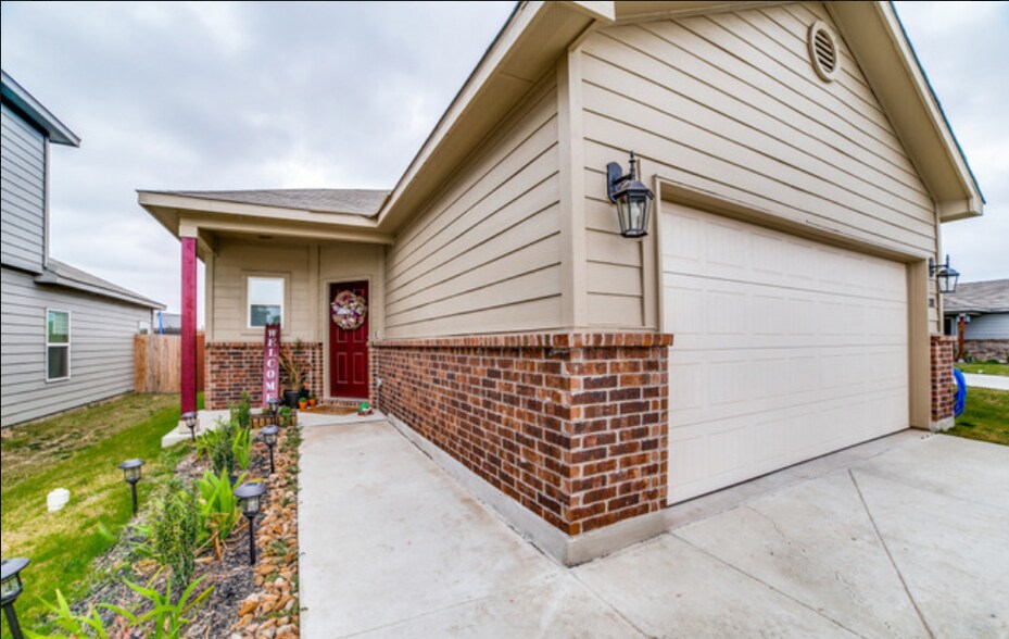 Primary Photo - 12811 Lucas Ridge Dr