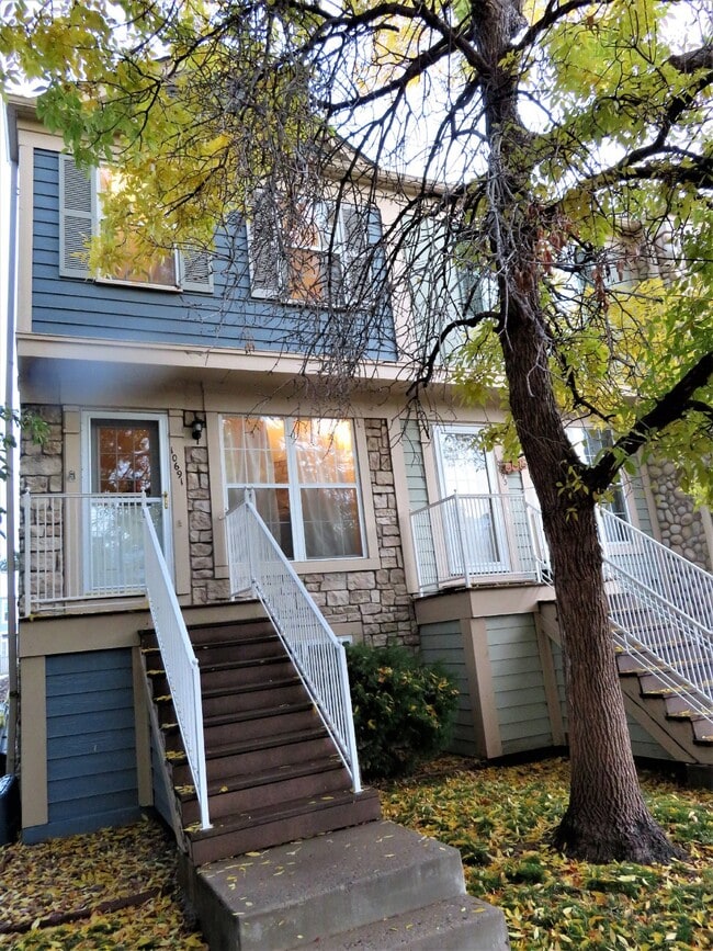 Building Photo - $2,570.95 with $500 Off the first month's rent, 3 Beds - 3 Baths, Townhouse in Lakewood with Cent...