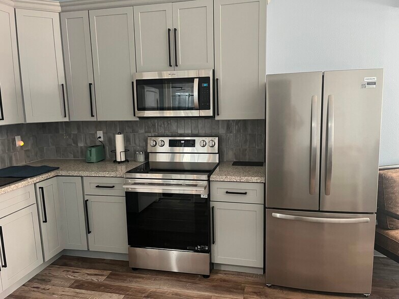 Full Kitchen - 2418 Robert St