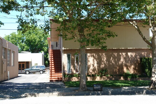 Building Photo - 1411 S B St