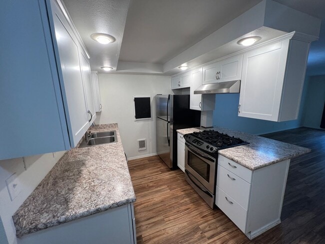 Building Photo - Two Bedroom Townhouse in South Salem with ...