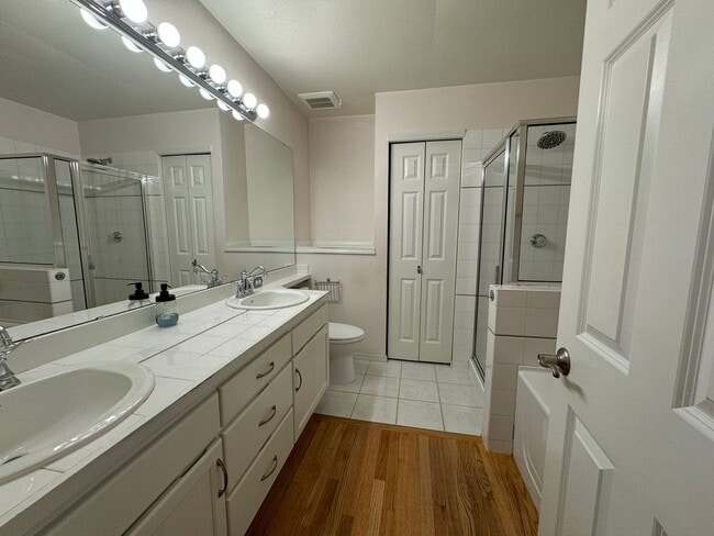 Building Photo - Beautiful 3 bedroom, 2.5 bathroom home in ...
