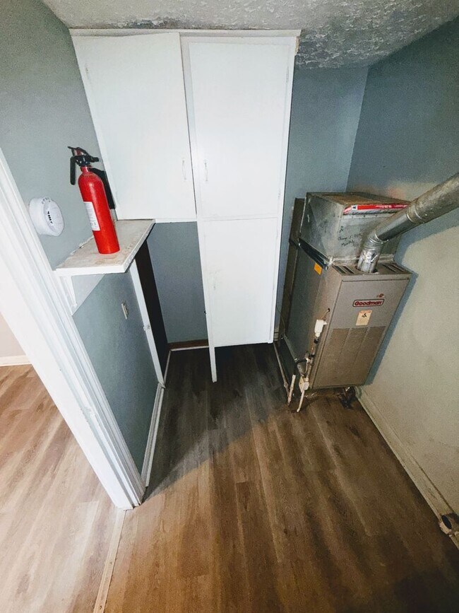 Building Photo - 4 Bedroom 1 Bathroom Home