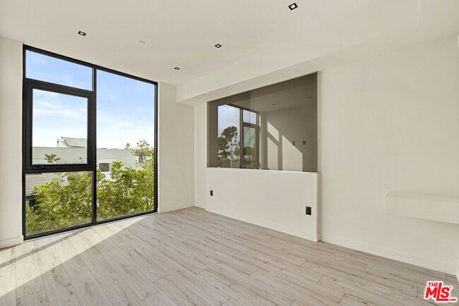 Building Photo - 1021 N Ogden Dr