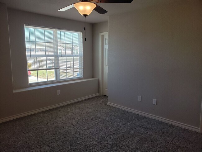 Building Photo - Townhome for rent