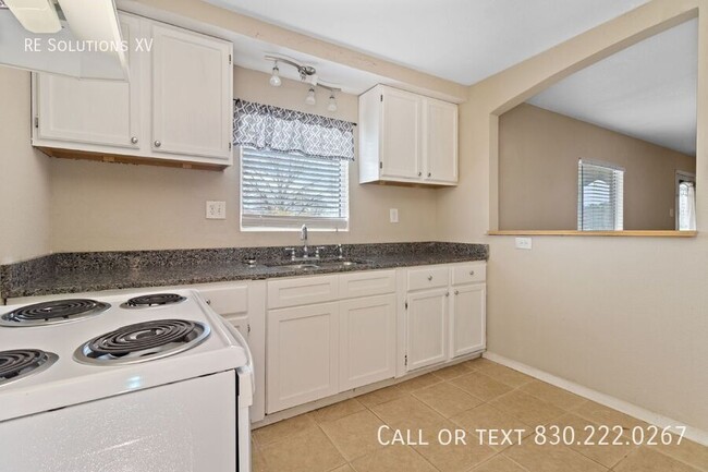 Building Photo - "Charming 2-Bed Oasis in San Antonio: Cozy...