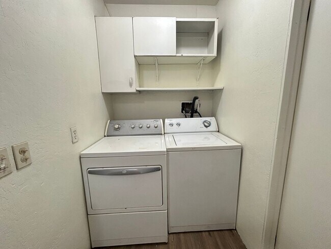 Building Photo - No Hoa! Single Story House with 4 Bedrooms 2 Bathrooms!