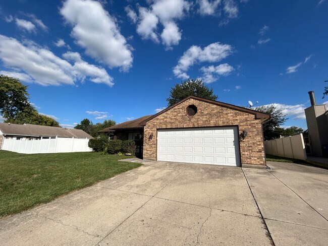 Building Photo - 8978 Gardengate Dr
