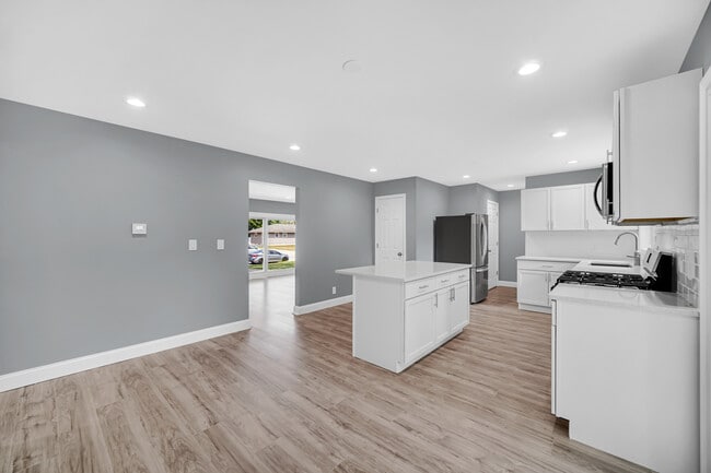 Building Photo - 8013 Monaldi Dr