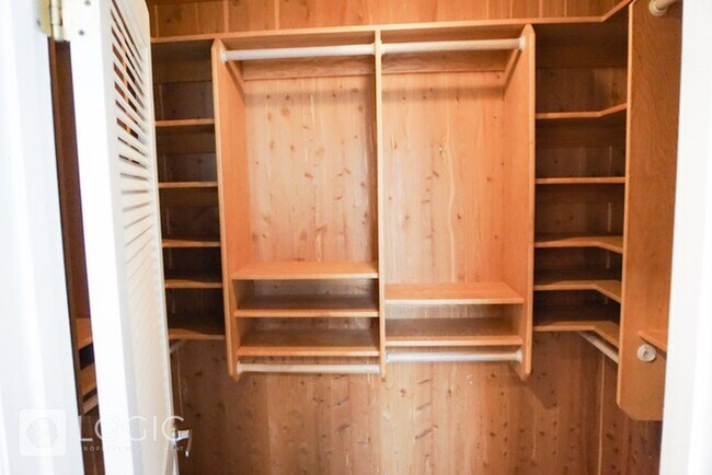 Building Photo - 1208 E Cedar View Dr