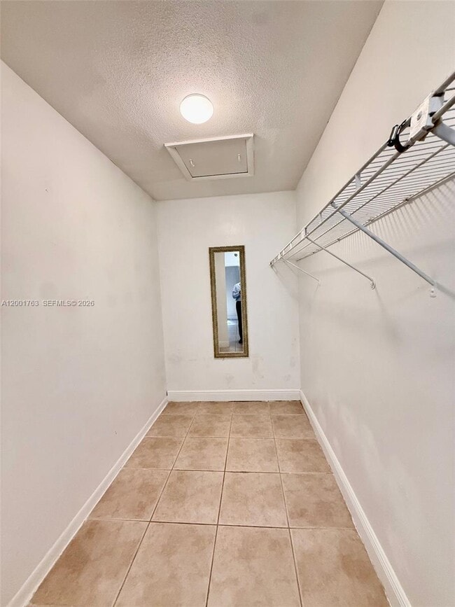 Building Photo - 10403 N Kendall Dr