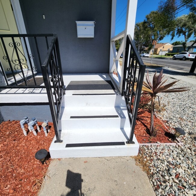 Entrance 2059 - 2059 W 104th St