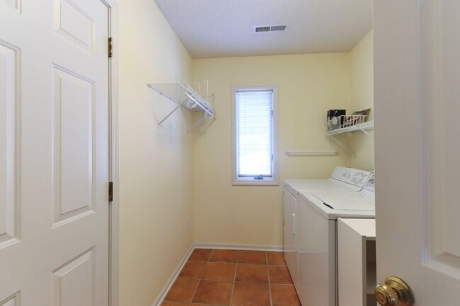 Building Photo - Bright 3BR/2BA Home in Quiet, Desirable Neighborhood with Garage!