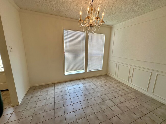 Building Photo - For Lease | 2 Bed, 1.5 Bath | 900 Sq Ft | Meadow Village