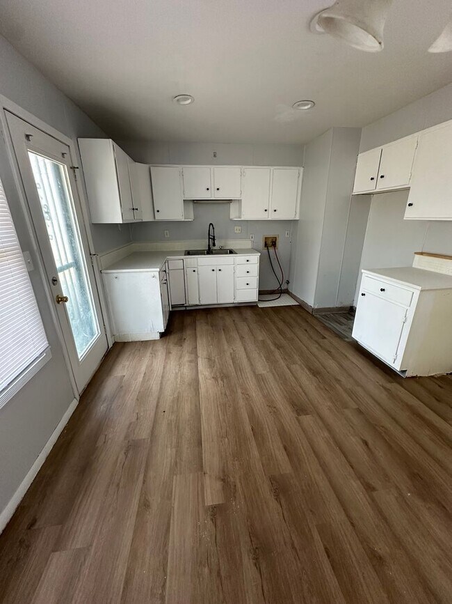 Building Photo - 4 bedrooms 1 bathroom