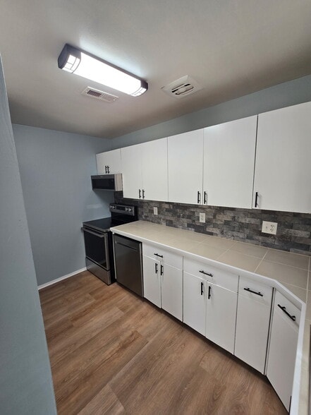 Building Photo - 1702 Wakefield Dr NE