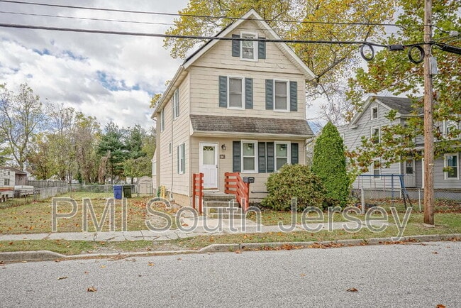 Building Photo - 121 Oak St