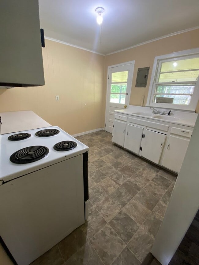 Building Photo - 2721 Simpson St