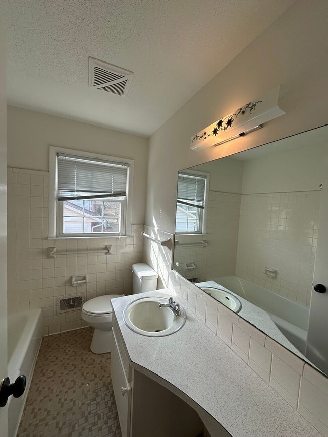 Building Photo - East-side home move-in ready