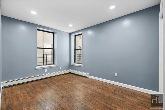 Building Photo - Renovated 2 BR, Dishwasher, Elevator and L...