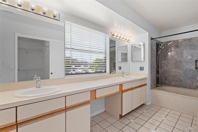 Building Photo - 3127 W Sligh Ave