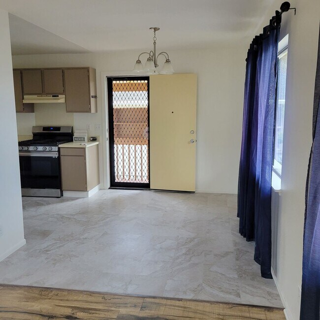 Building Photo - Kapahulu 3 bed, 2 bath single family home