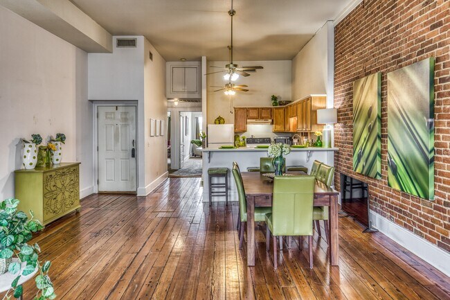 Building Photo - 112 E Alamo St