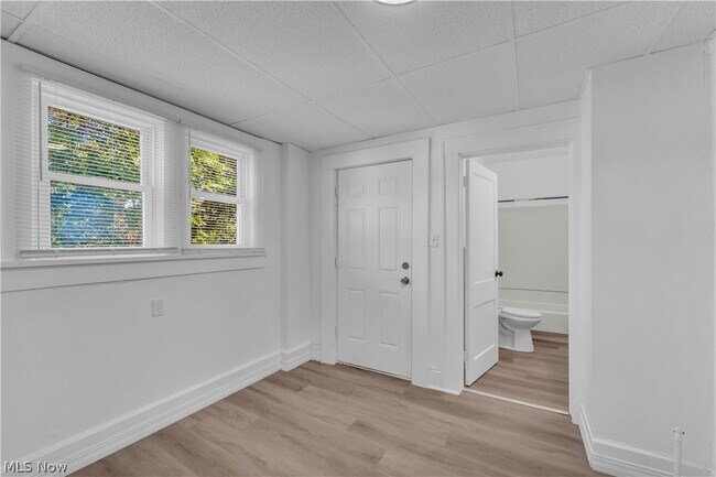 Building Photo - 712 Roselle Ave